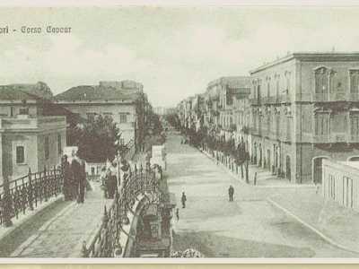 Il cavalcavia pedonale di corso Cavour in una foto degli anni 30, quando il ponte ancora non era stato costruito (foto del gruppo facebook Bari...tanto tempo fa)